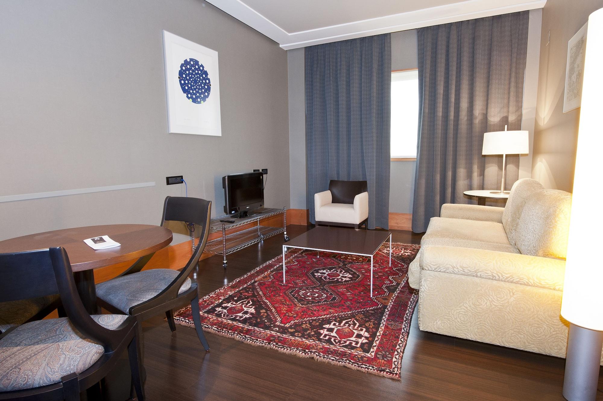 Gran Hotel Lakua Vitoria-Gasteiz Exteriör bild A living room