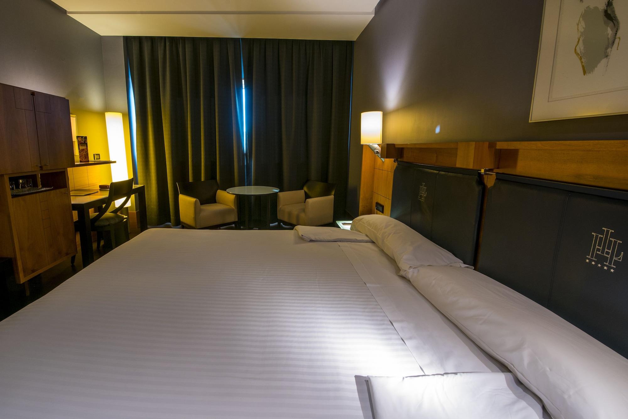 Gran Hotel Lakua Vitoria-Gasteiz Exteriör bild A room at the hotel