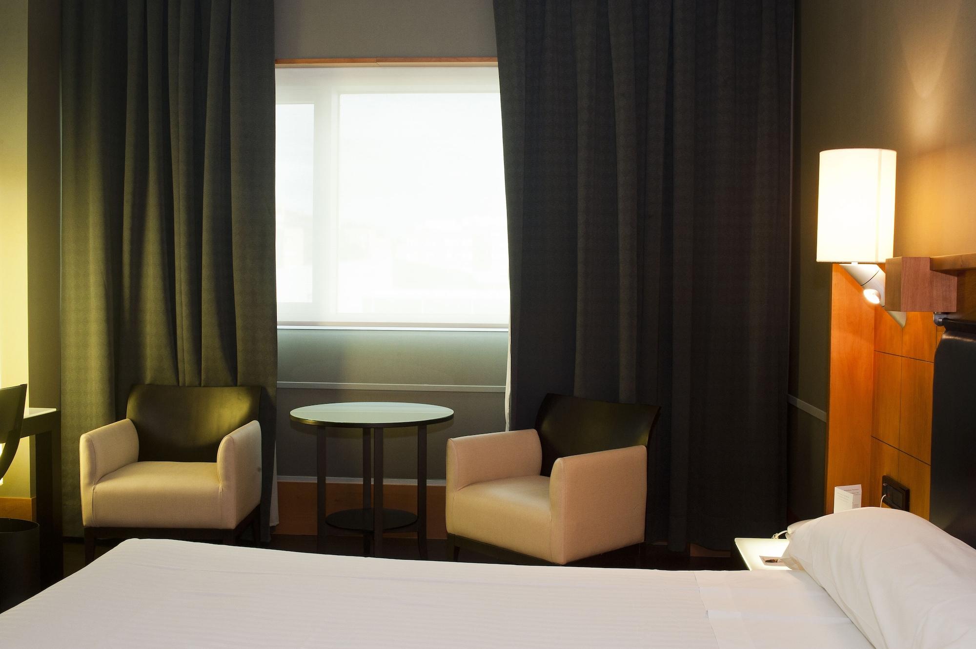 Gran Hotel Lakua Vitoria-Gasteiz Exteriör bild A room at the hotel