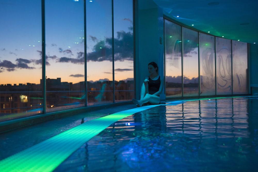 Gran Hotel Lakua Vitoria-Gasteiz Exteriör bild The Sky Pool