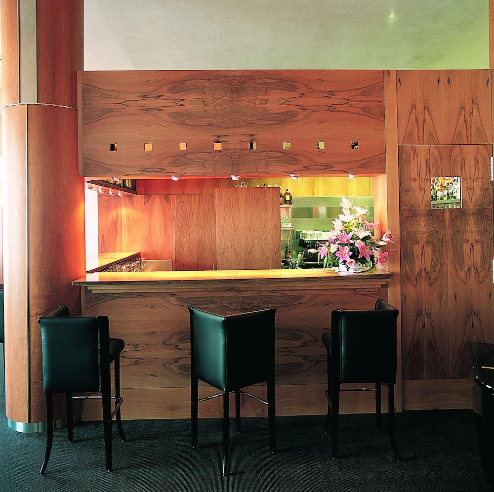 Gran Hotel Lakua Vitoria-Gasteiz Exteriör bild The bar at the restaurant