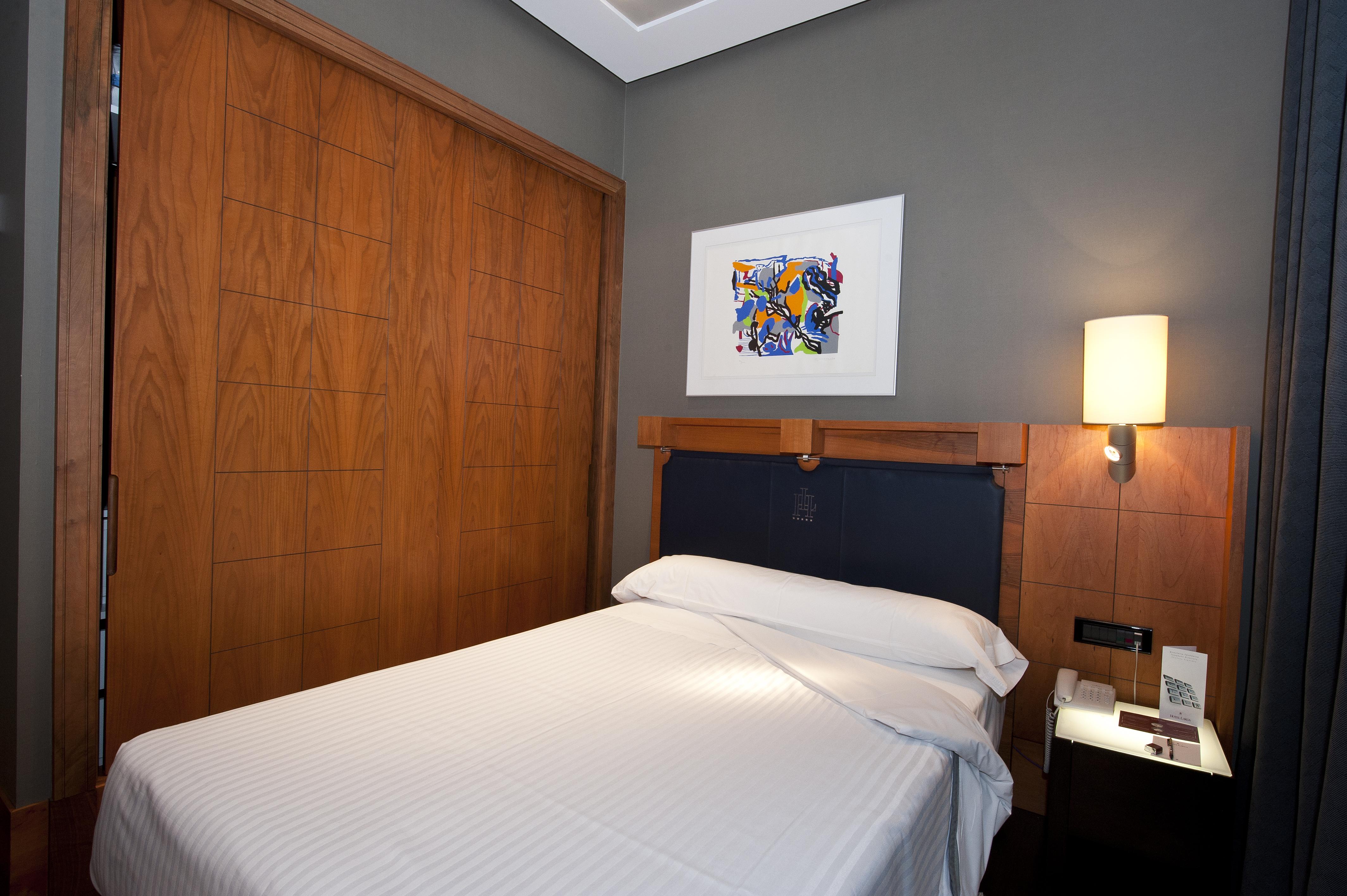 Gran Hotel Lakua Vitoria-Gasteiz Exteriör bild A room at the hotel