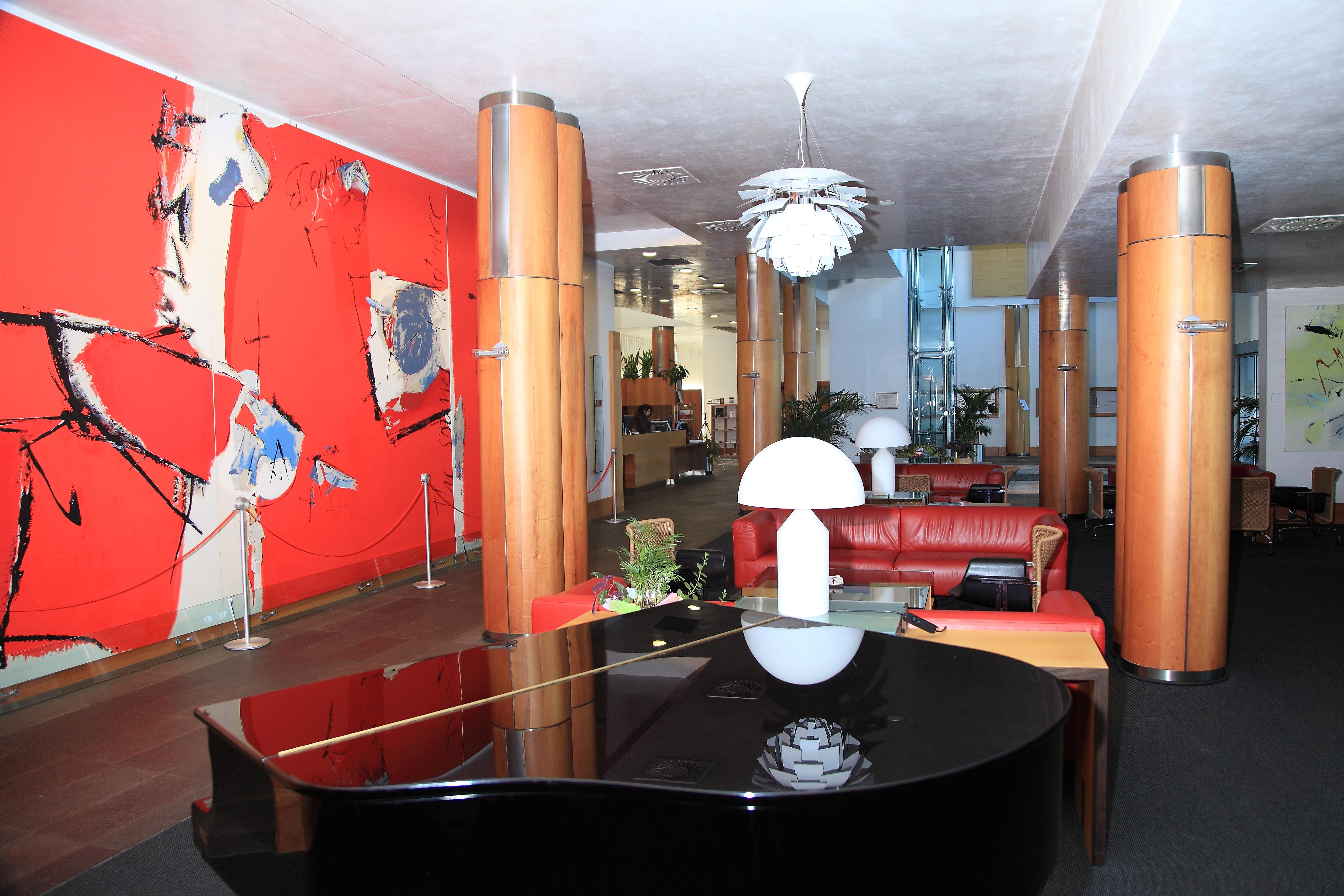Gran Hotel Lakua Vitoria-Gasteiz Exteriör bild The lobby of the hotel