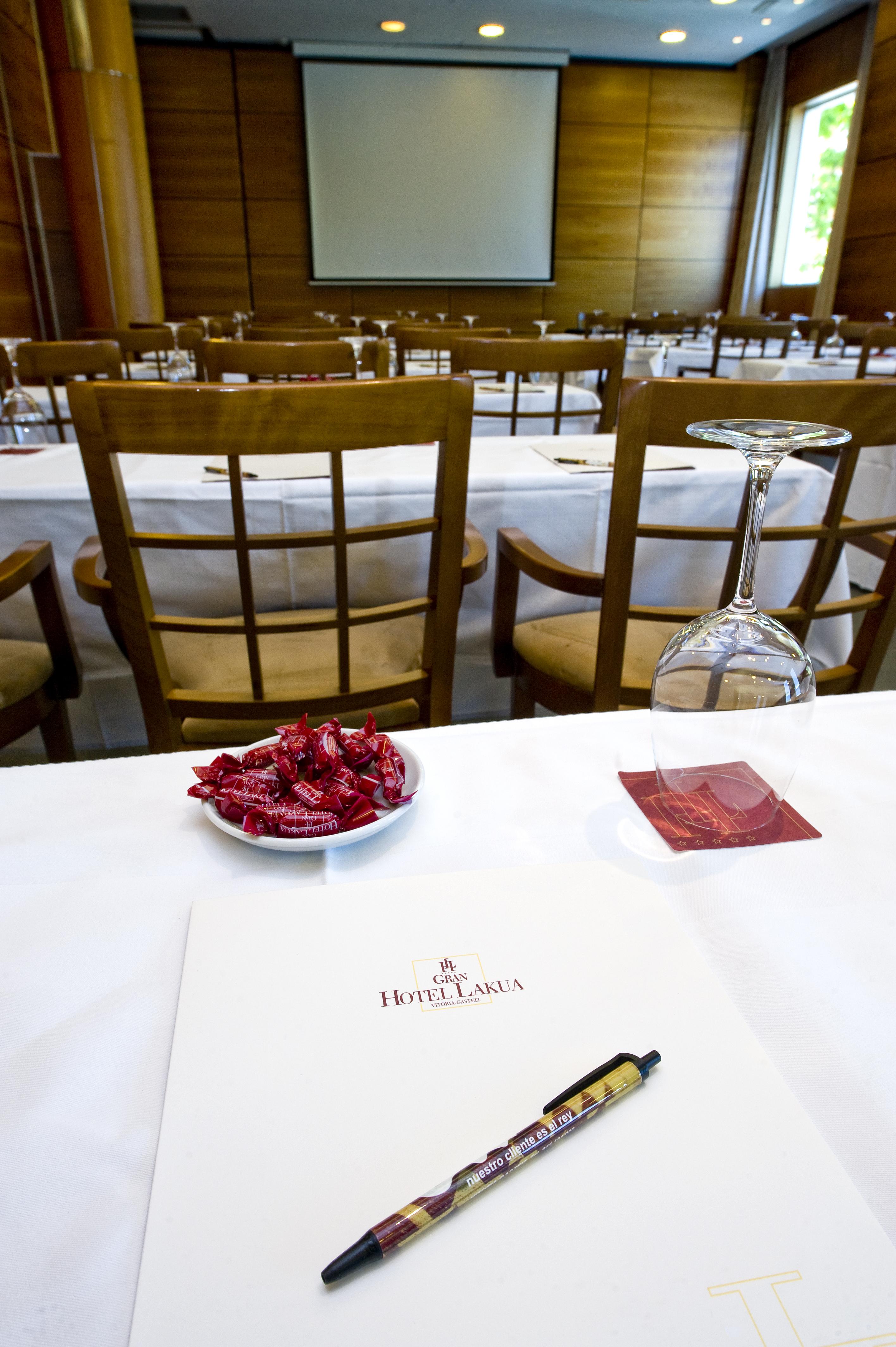 Gran Hotel Lakua Vitoria-Gasteiz Exteriör bild A bowl of rose petals at a wedding