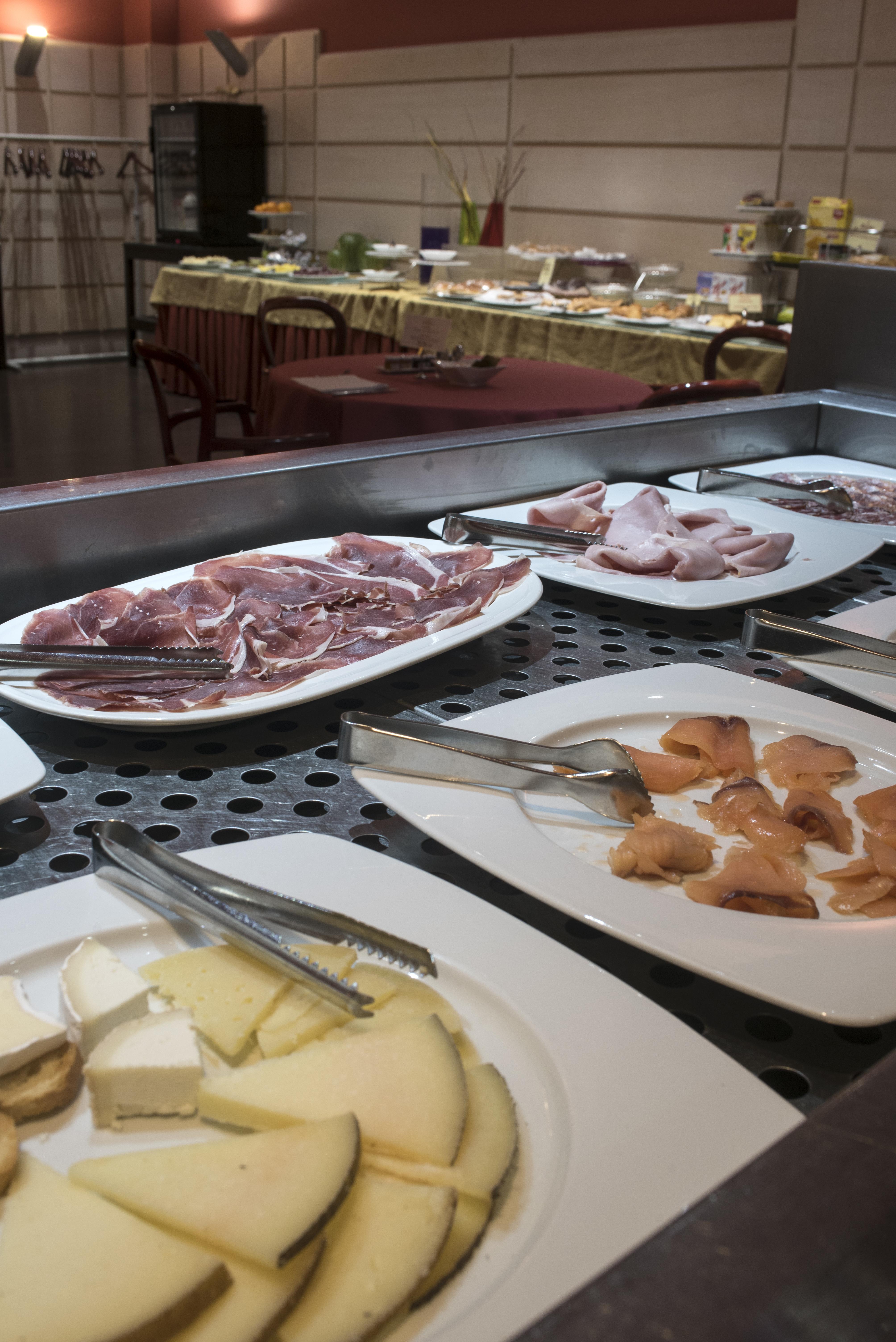 Gran Hotel Lakua Vitoria-Gasteiz Exteriör bild Cold cuts