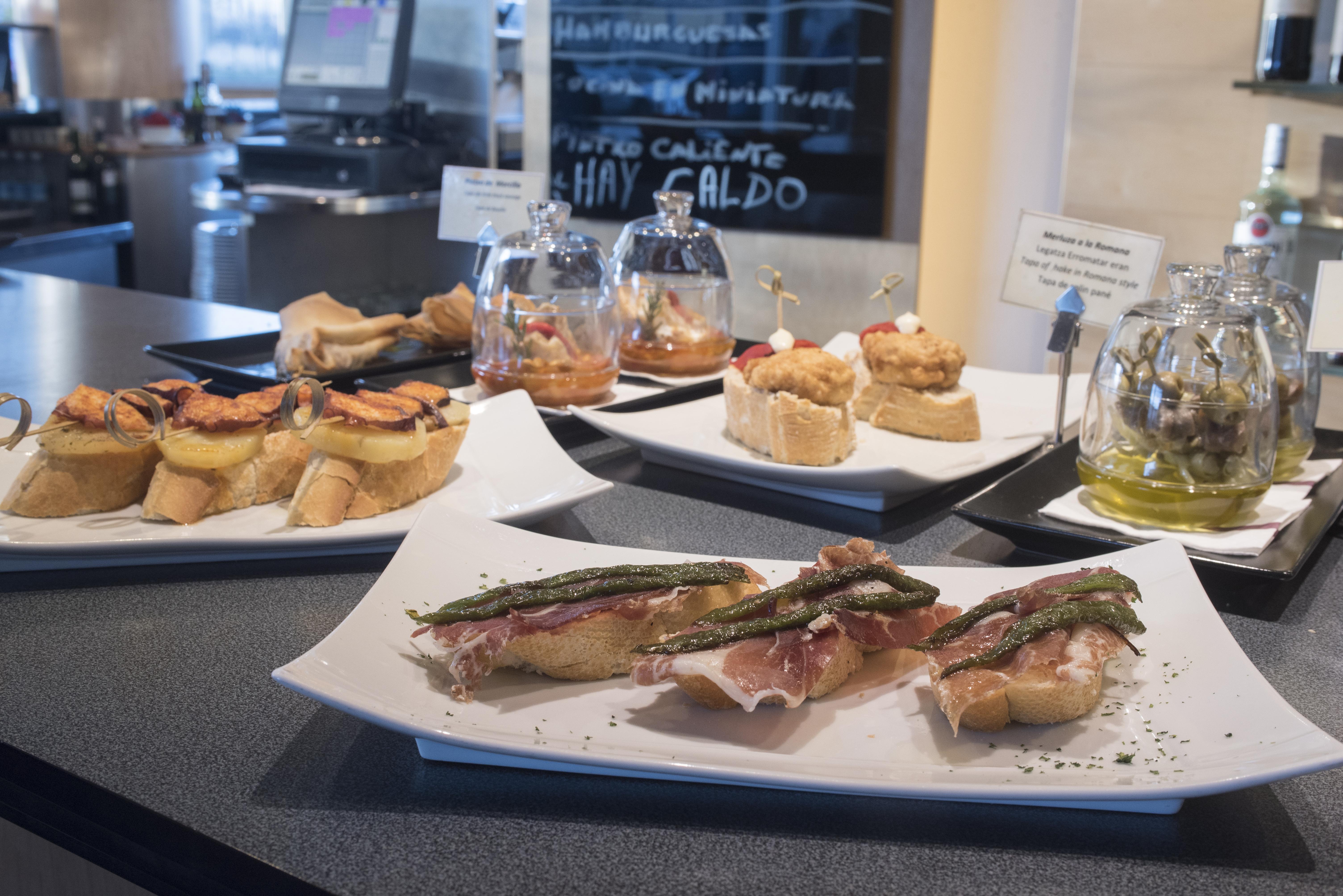 Gran Hotel Lakua Vitoria-Gasteiz Exteriör bild Pintxo tapas