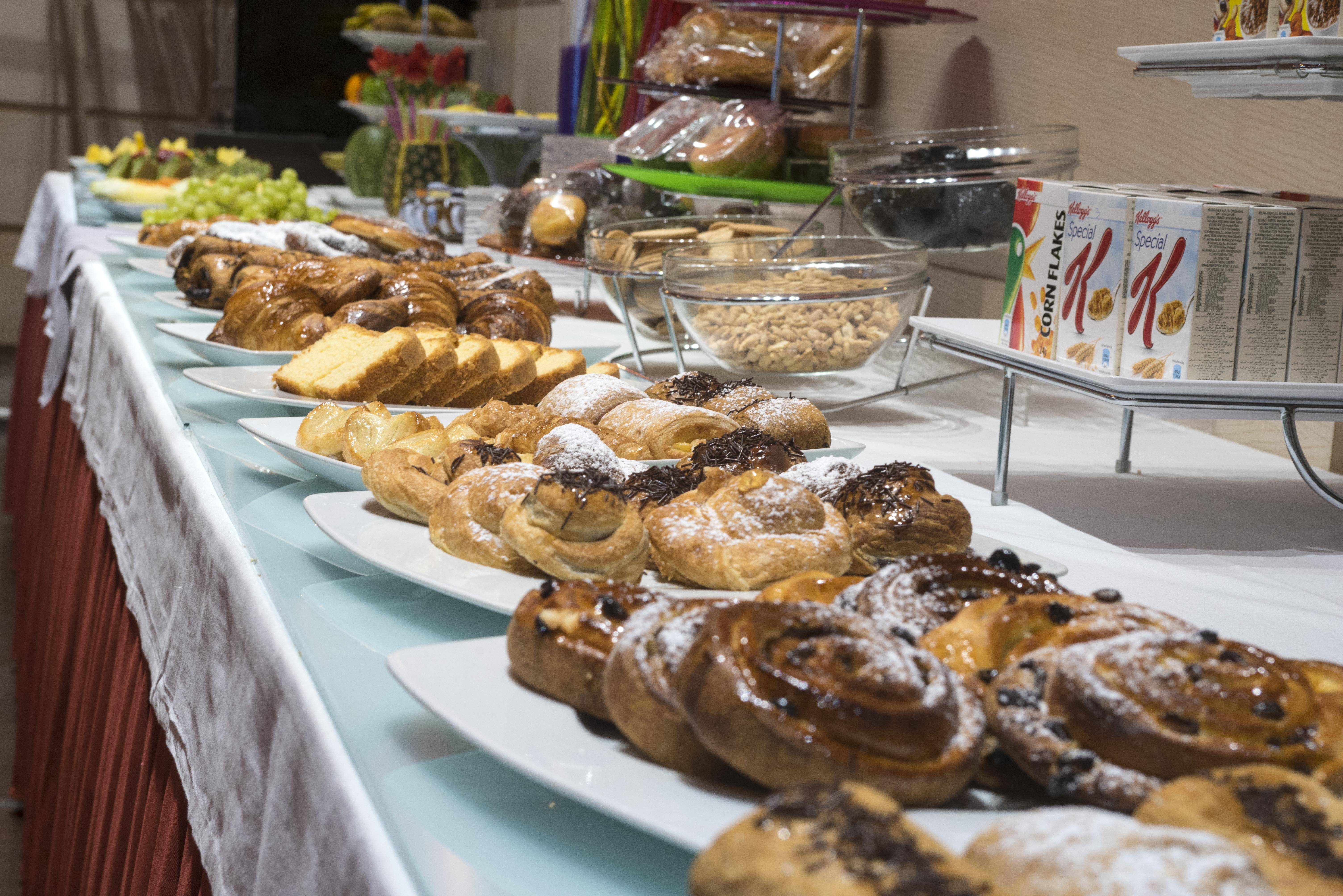Gran Hotel Lakua Vitoria-Gasteiz Exteriör bild A buffet of pastries
