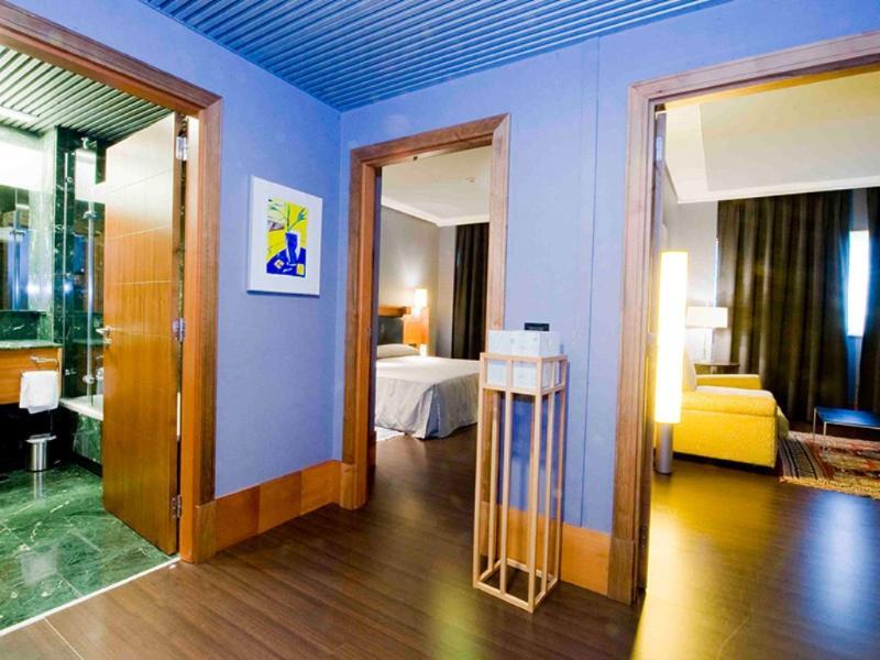 Gran Hotel Lakua Vitoria-Gasteiz Exteriör bild A suite at the hotel