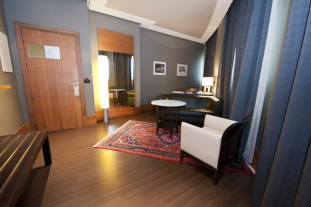 Gran Hotel Lakua Vitoria-Gasteiz Exteriör bild A suite at the hotel