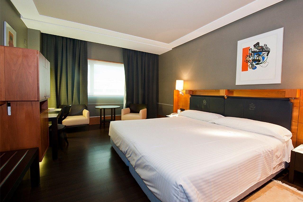 Gran Hotel Lakua Vitoria-Gasteiz Exteriör bild A room at the hotel