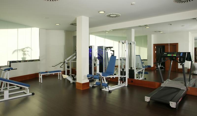 Gran Hotel Lakua Vitoria-Gasteiz Exteriör bild A gym in a hotel
