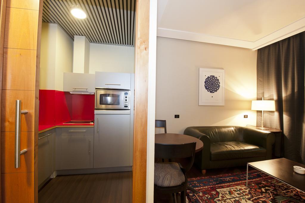 Gran Hotel Lakua Vitoria-Gasteiz Exteriör bild A studio apartment in London