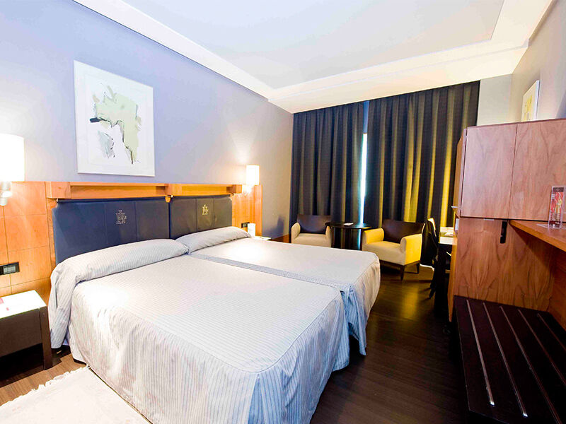 Gran Hotel Lakua Vitoria-Gasteiz Exteriör bild A room at the hotel
